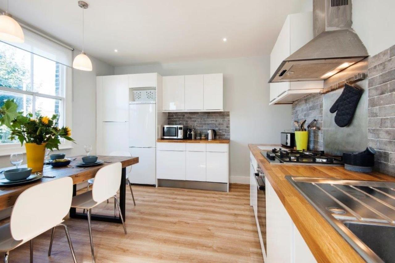 Modern Family Home In London Close To Amenities And Train ภายนอก รูปภาพ