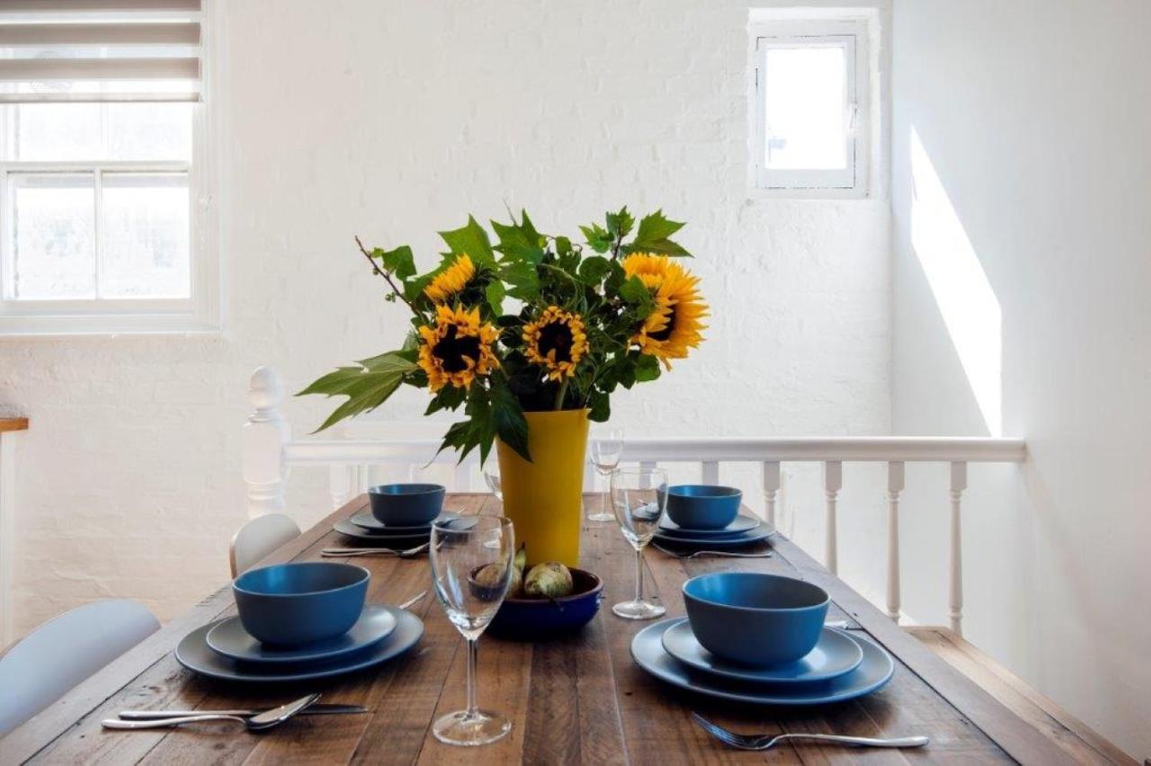 Modern Family Home In London Close To Amenities And Train ภายนอก รูปภาพ
