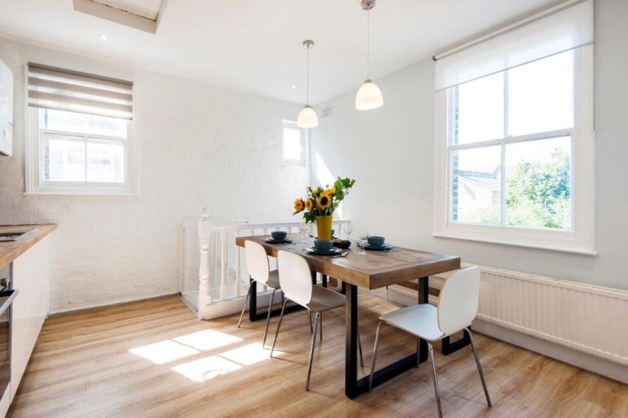 Modern Family Home In London Close To Amenities And Train ภายนอก รูปภาพ