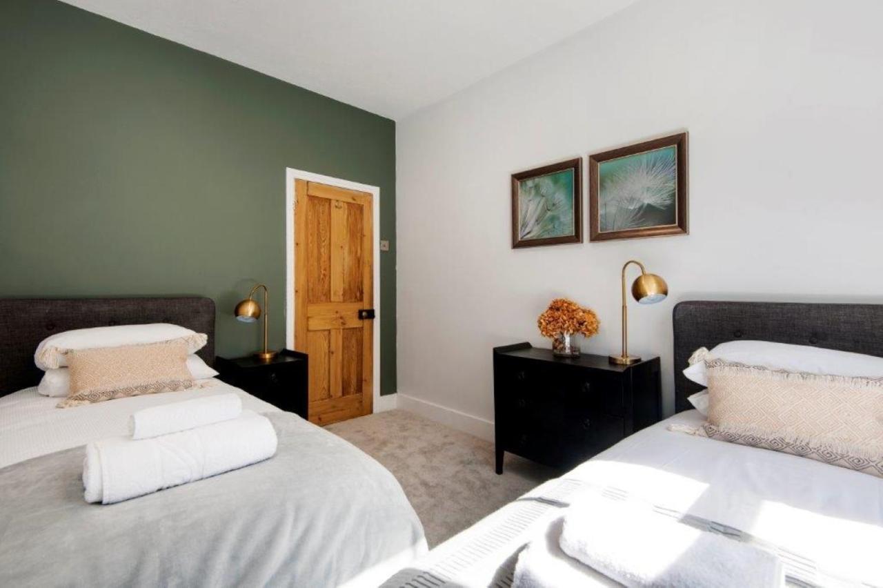 Modern Family Home In London Close To Amenities And Train ภายนอก รูปภาพ