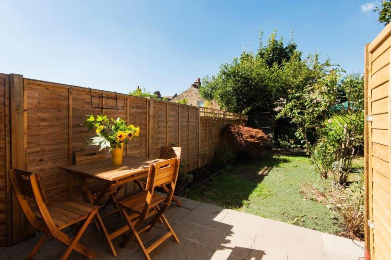 Modern Family Home In London Close To Amenities And Train ภายนอก รูปภาพ
