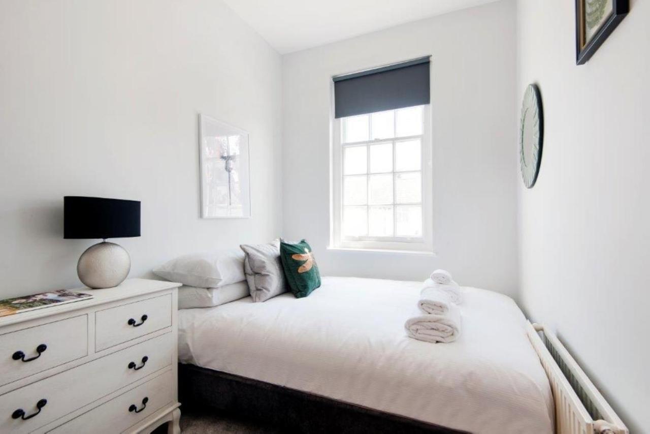 Modern Family Home In London Close To Amenities And Train ภายนอก รูปภาพ