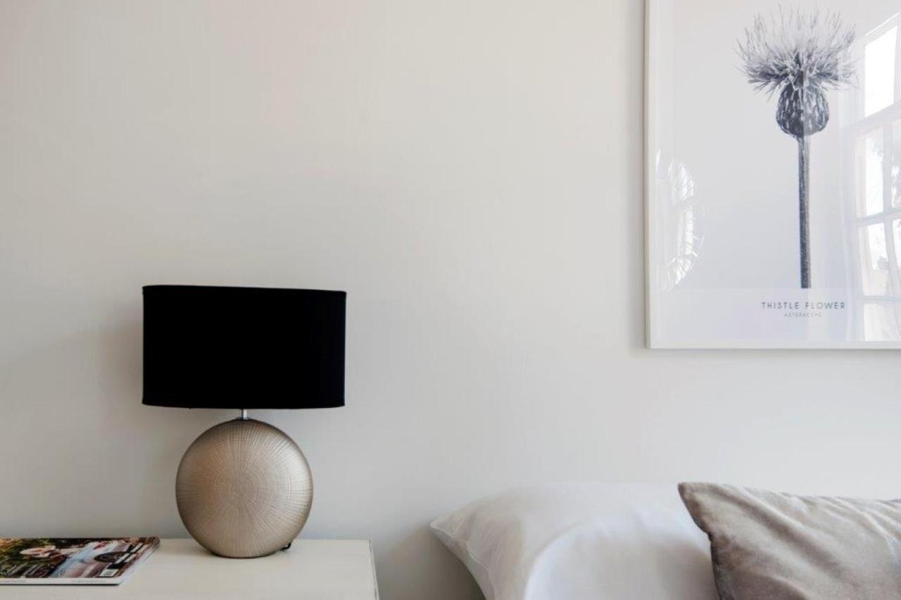 Modern Family Home In London Close To Amenities And Train ภายนอก รูปภาพ